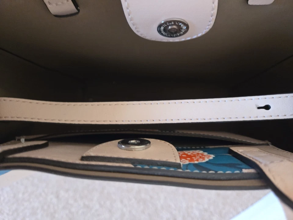 Banana Republic Women's Leather Tote Bag. - Image 4 of 4