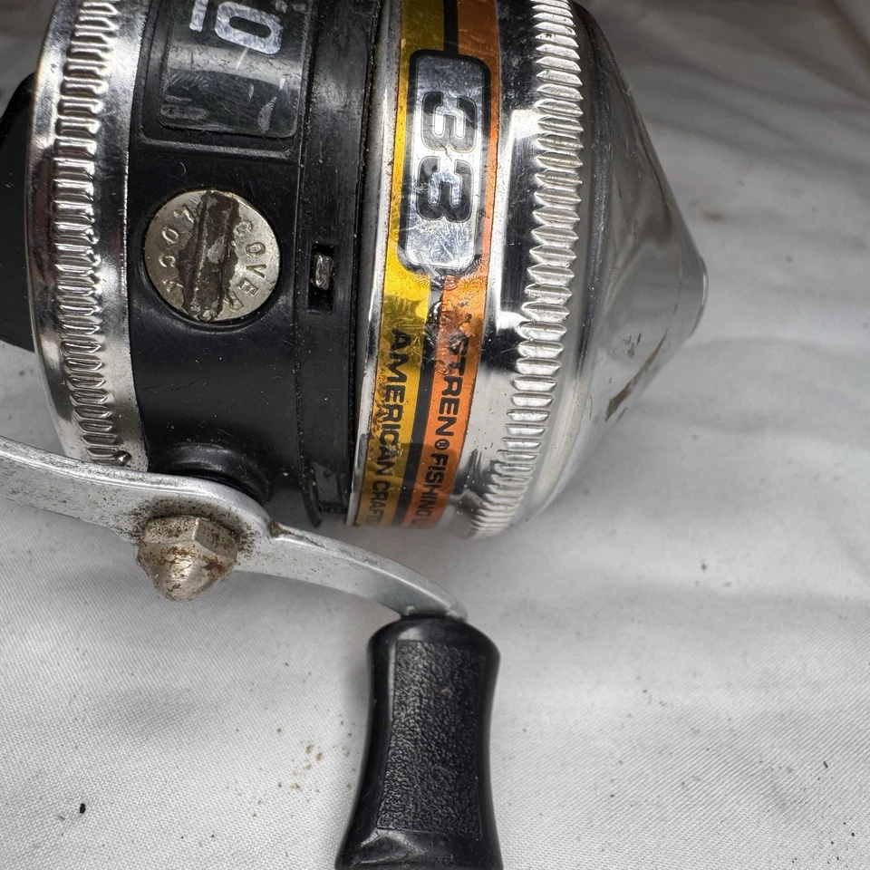 Carrete de fundición giratorio Zebco 33 de colección - Cinta naranja pie de remache único - Hecho en EE. UU. Foto 3 de 4