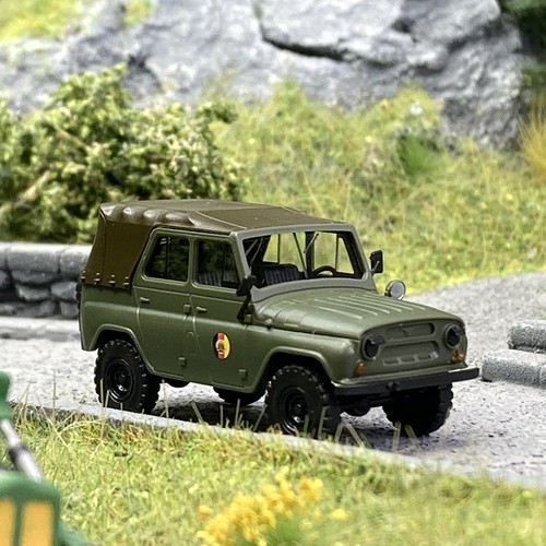 Véhicule Militaire UAZ 469 Bâché - BUSCH 52112 - HO 1/87 | Condition: Neuf