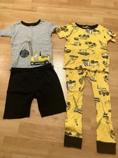 Lot Of 2 - Carter  s Pajams - Kids Size 5T - Construction Trucks