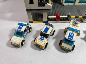 Lego City: Police:  Police Headquarters 7744 (2008) + extra car. Retired.