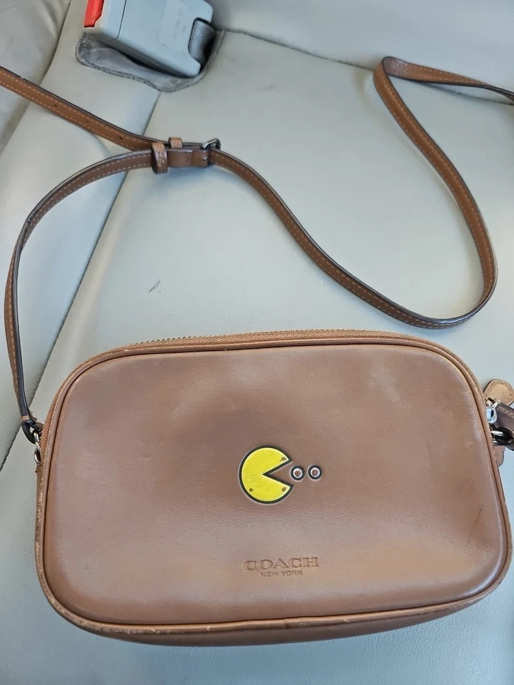 COACH EDIÇÃO LIMITADA PACMAN COURO BRITÂNICO BRONZEADO/AMARELO PEQUENO CORPO X - Imagem 2 de 4