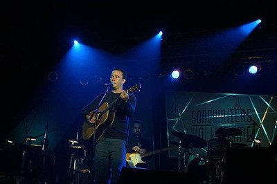 Dave Mathews performs at the Songwriters Hall of Fame 32nd annual - Old Photo