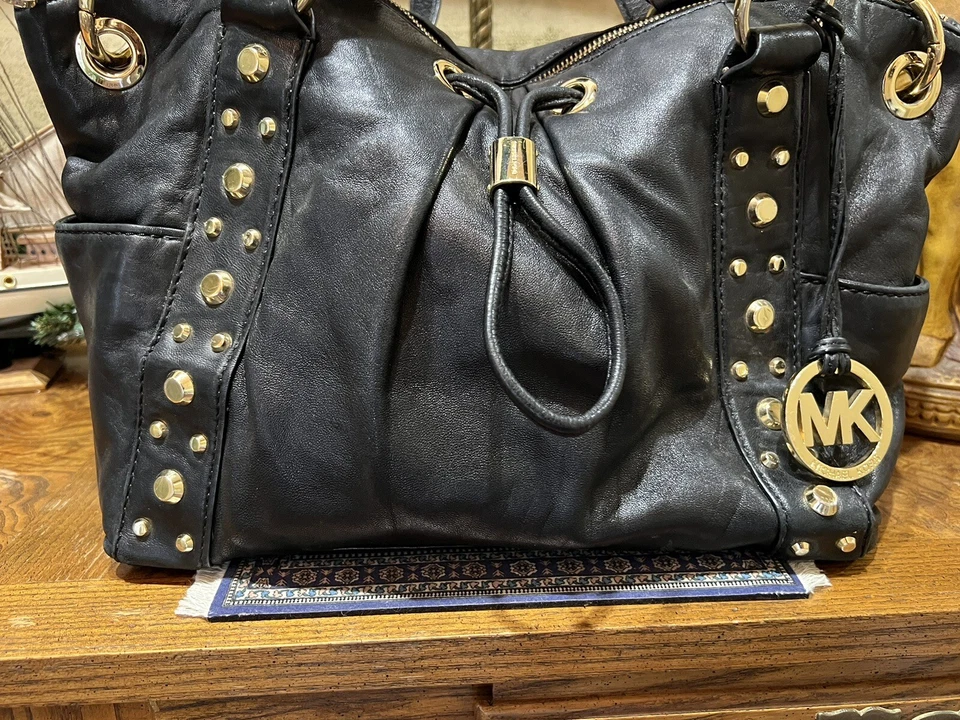 Сумка Michael Kors черная мягкая кожа сумочка с золотыми заклепками сумочка  - Изображение 3 из 4