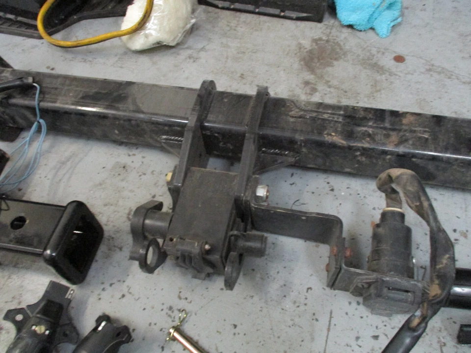 Kit de enganche oculto BMW X3 11-17 con kit de remolque y accesorios CURT de remolque Foto 4 de 4