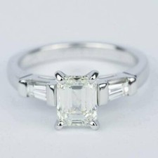 Anello di fidanzamento in oro bianco 14 kt con tre diamanti taglio smeraldo d...