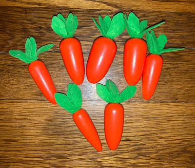 Vintage Wood Carrots w/Felt Leaves
