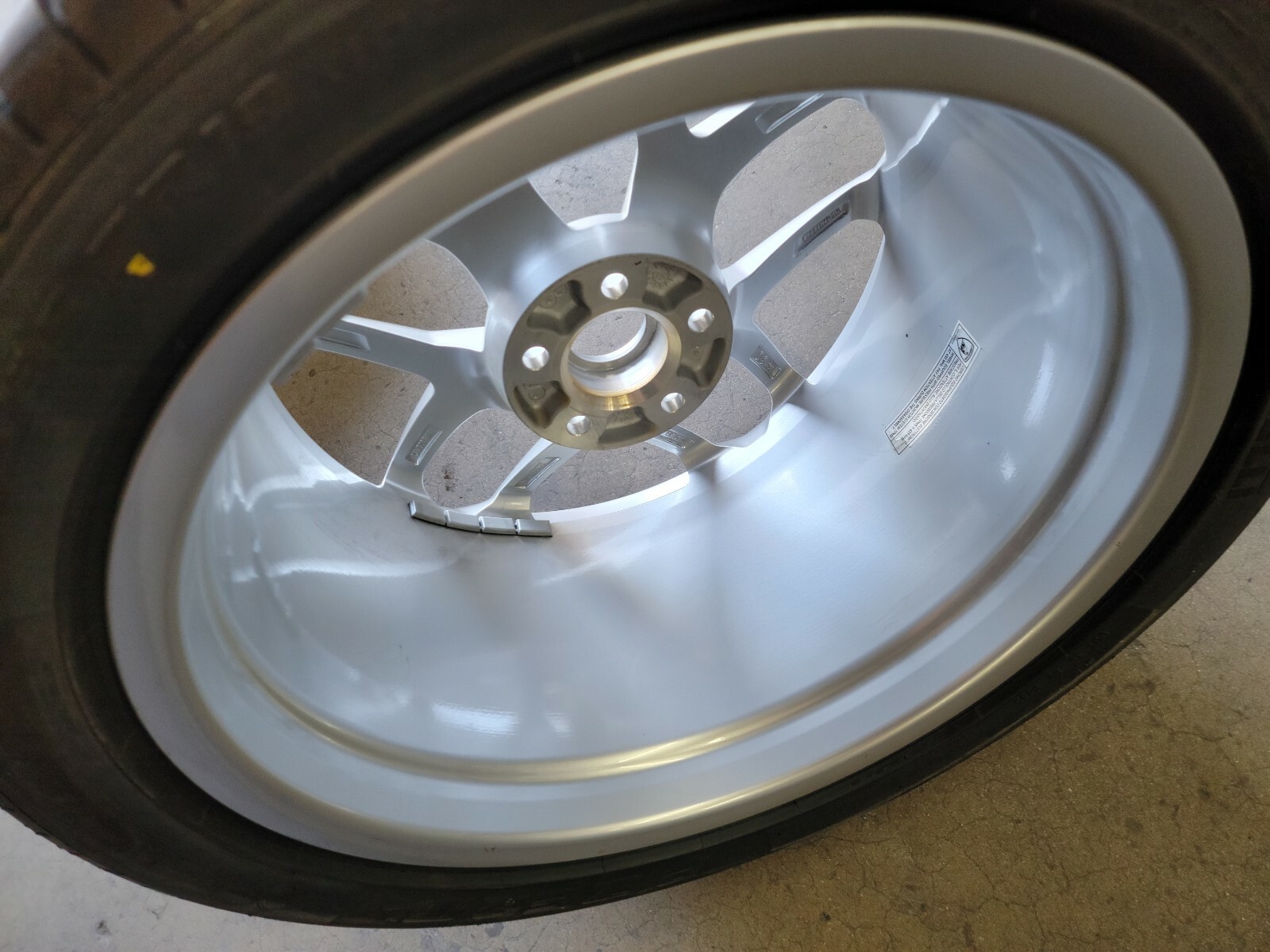 LAMBORGHINI HURACAN LP580 KARI REAR WHEEL RIM WITH TIRE OEM 4T0601017K