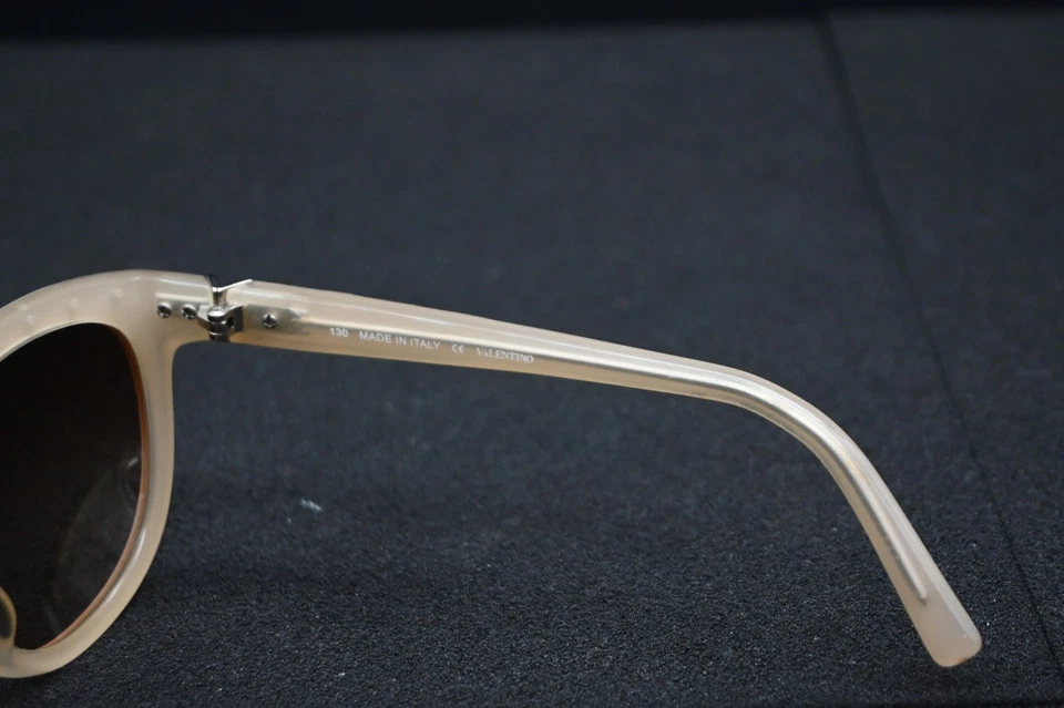 Valentino Rockstud Sunglasses Womens V622S 107 130 Beige Frame Studs ITALY - Image 3 of 4