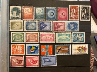 NATIONS UNIES. OFFICE DE NEW YORK. 1951/1976. 25 TIMBRES DIFFÉRENTS NEUFS LUXES