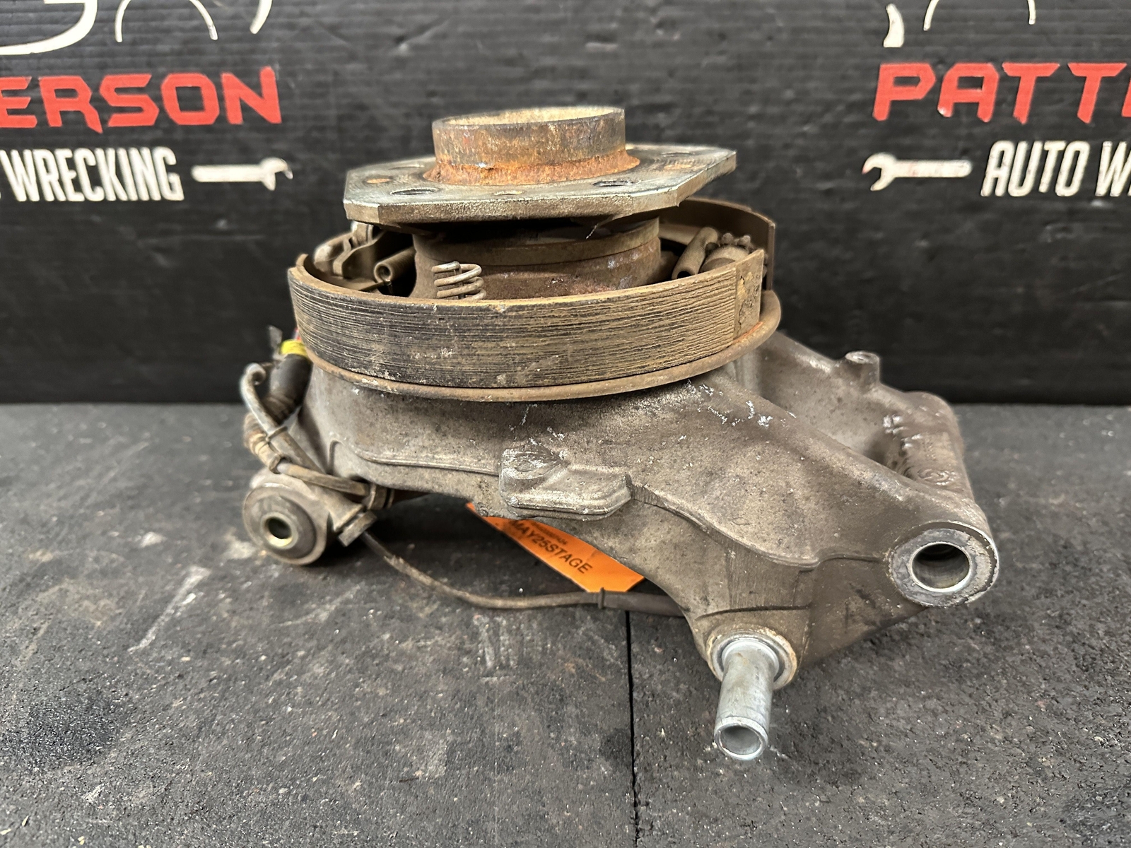 02-06 MASERATI SPYDER REAR DRIVER LEFT LH STUB AXLE KNUCKLE