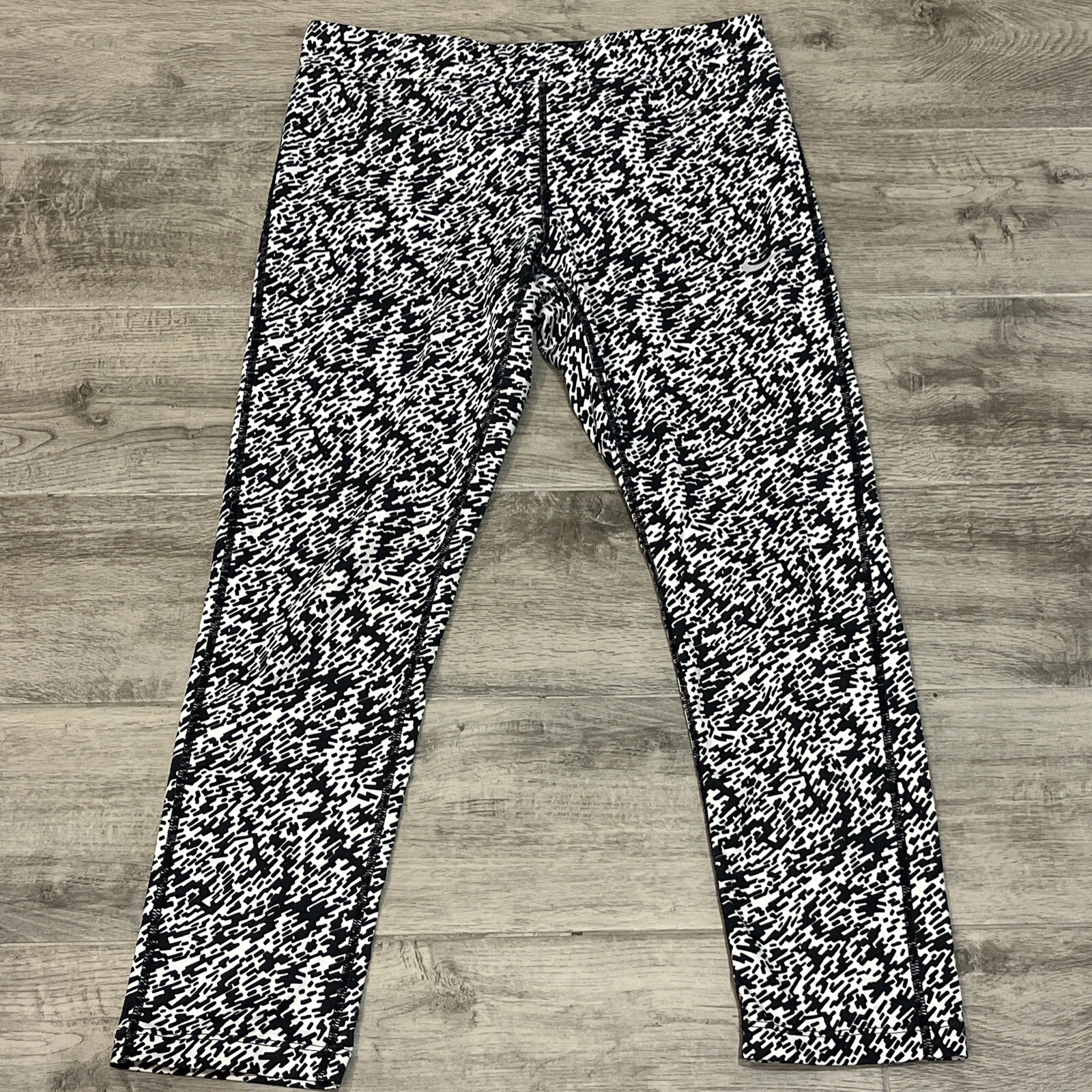 Leggings Nike Donna Essential Tight Fit Crop Taglia Media 849889 010 Nero Bianco