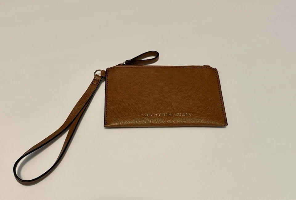 Muñequera Tommy Hilfiger de cuero marrón | Cartera Tommy Hilfiger | Sin política de bolsa Foto 2 de 4