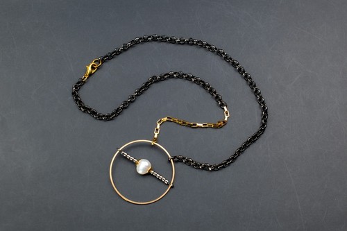 Unusual pearl necklace, open circle pendant necklace, geometric charm chain - Picture 4 of 15