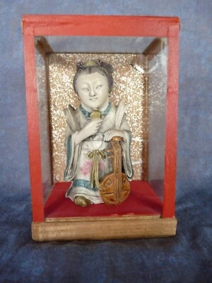 Personnage en vitrine Asiatique - Photo 1/4