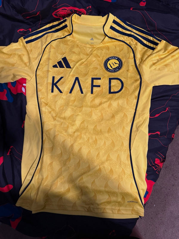 ronaldo nassr jersey size s never worn got it for 150, want money back