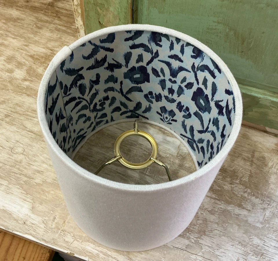 Pantalla de tela blanca con interior floral azul - 6,5” x 5,5” - montador de arpa dorado Foto 2 de 4