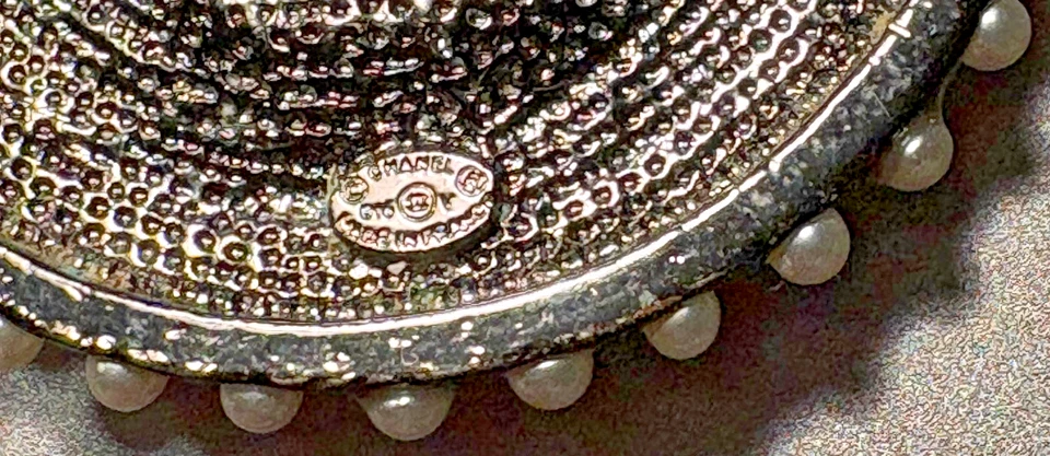 Auténtico broche broche emoji CHANEL resina brillante cristal perla Foto 4 de 4