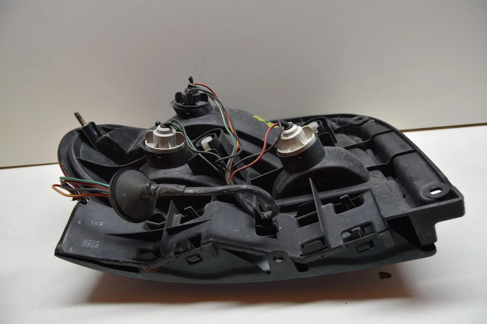 95-01 CHEVROLET GEO METRO RIGHT PASSENGER SIDE TAIL LIGHT LAMP OEM, 166-60244 - Image 3 of 4