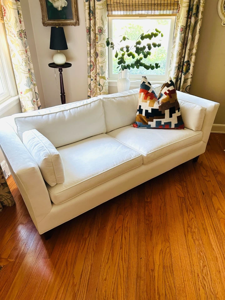 Sofá Chesterfield moderno blanco recién tapizado en Crypton Home Graceland  Foto 3 de 4