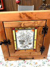 Altes Holzfenster, Sprossenfenster mit Bleiglasscheibe