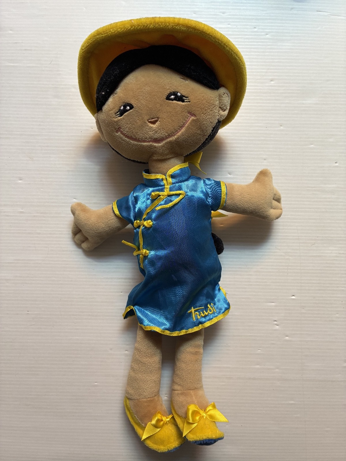 Bambola cinese di pezza Bambole dal mondo Peluche Trudi Ottime condizioni