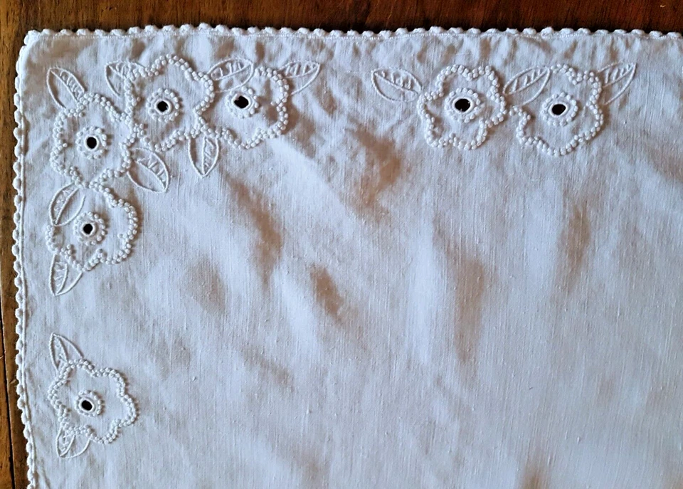 Napperon ancien en coton brodé . 50 cm x 40 cm - Photo 2/4
