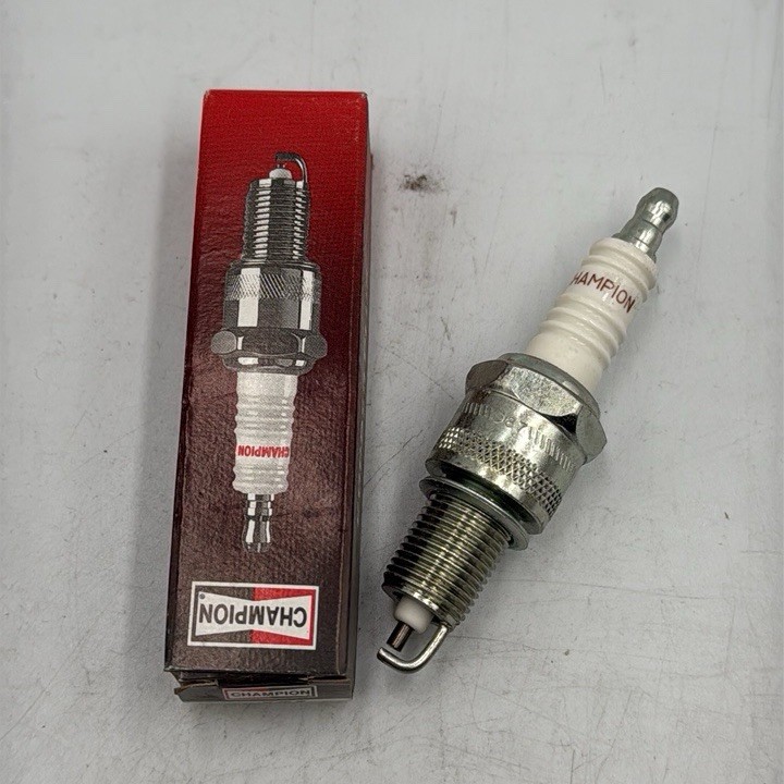 CHAMPION RN13LYC 101 spark plug copper core ignition replacement NEW