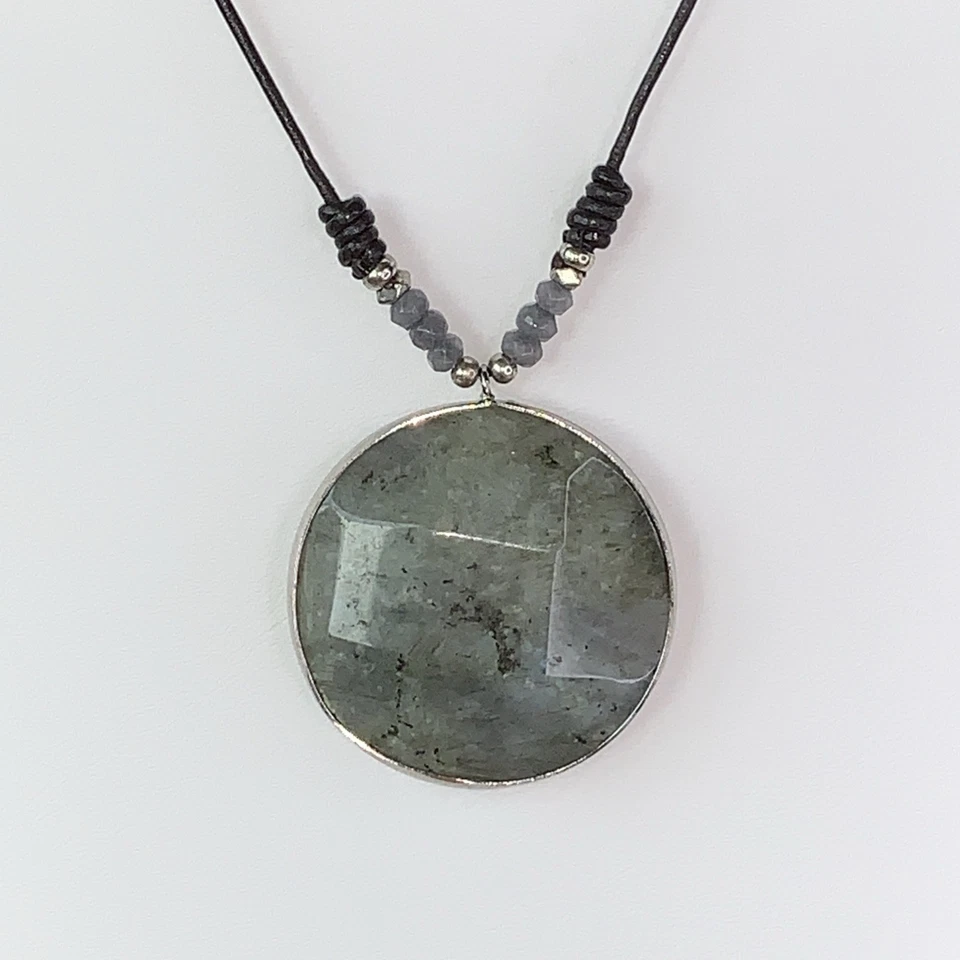 Hermoso colgante medallón de piedra facetada prehnita en cordón con piedras facetadas Foto 2 de 4