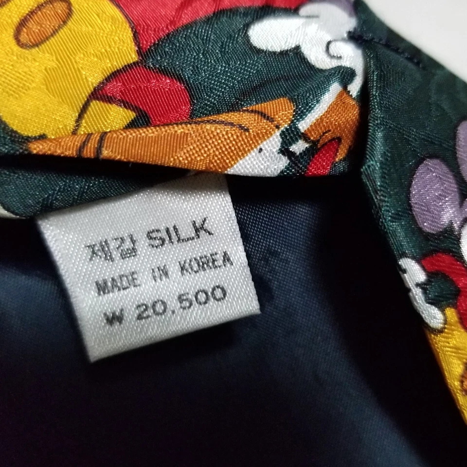 Corbatas de seda en relieve con estampado de Simon Mickey Mouse: Lote de 2 verdes y beige | 55" de largo Foto 4 de 4