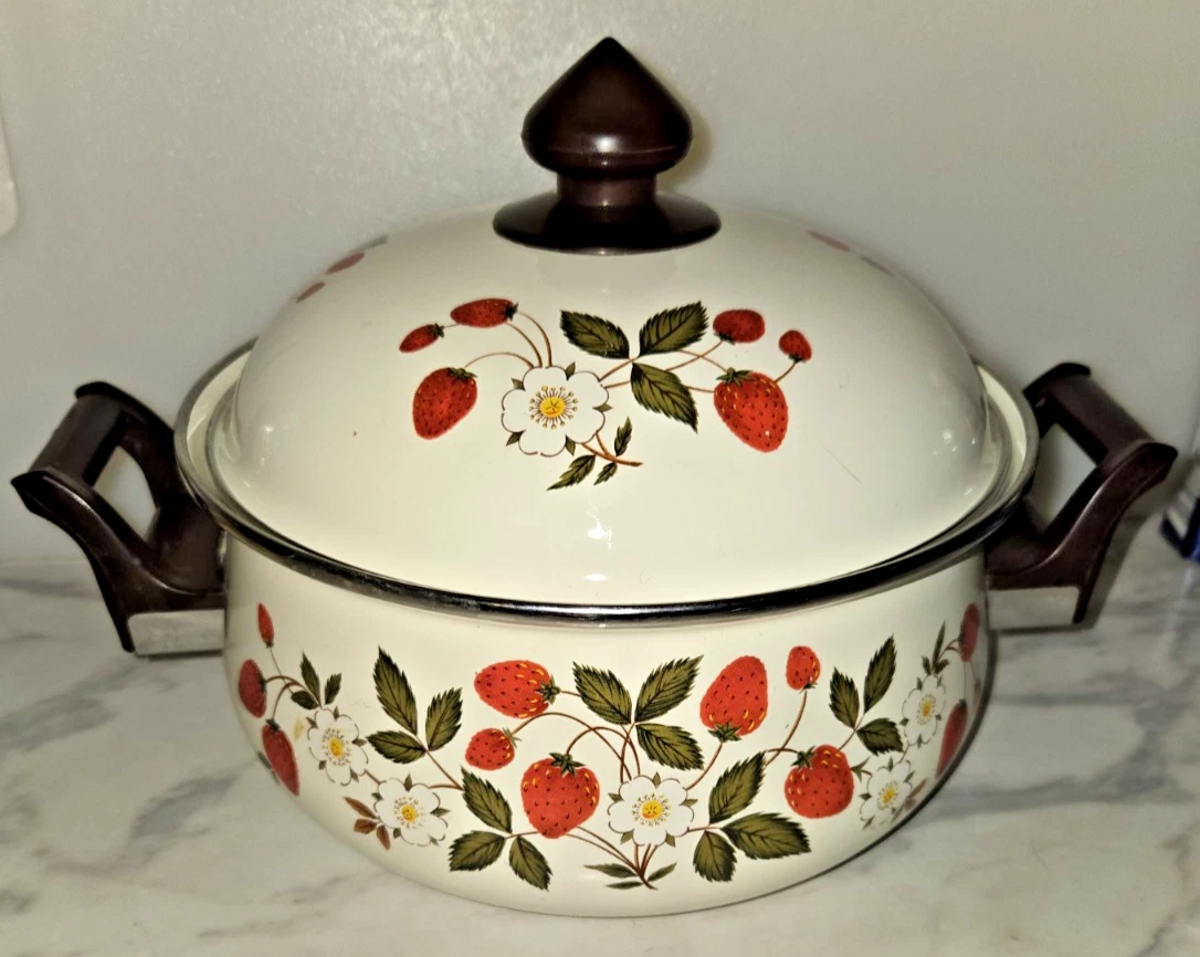 Sheffield Strawberries N Cream Stew Pot Lid 8.5" Enamel 2.5 Qt 1982 Vintage