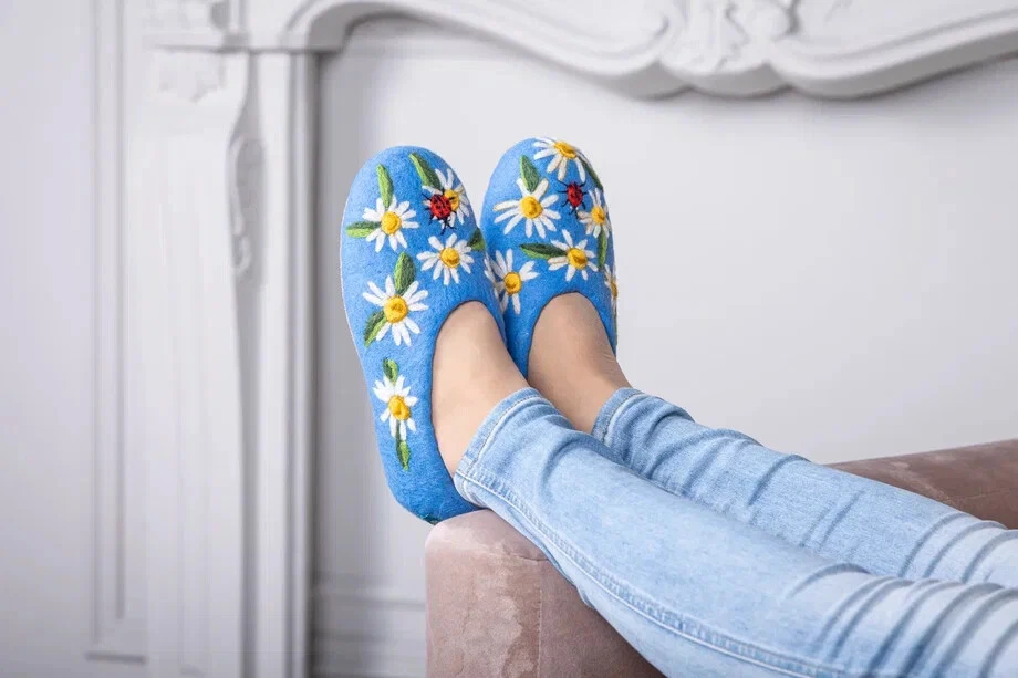 女士的吉尔吉斯毛毡拖鞋蓝色花卉 100% 美利奴羊毛手工舒适美国 5-12 — 第 3/4 张图片