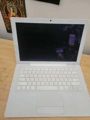 Apple MacBook A1181 Intel Core 2 Duo 2.1GHz 120GB Space 1GB RAM 13.3 