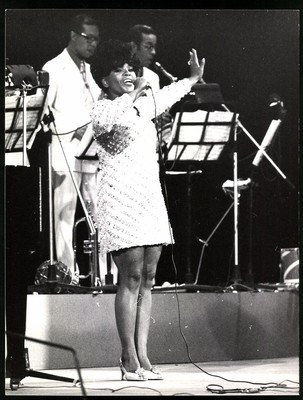 Fotografie brasilianische Samba Ikone Elza Soares im Pailettenkleid bei einem K 