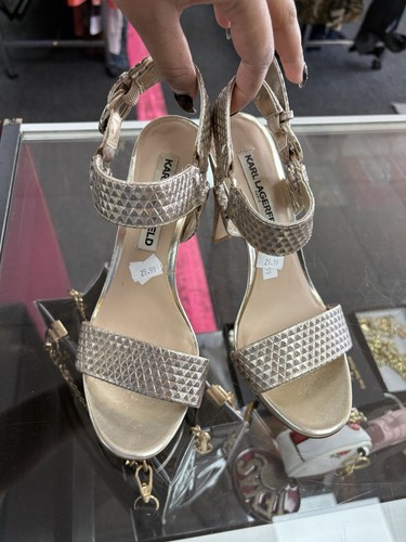 sandalias de tacón modelo Cieone de la marca Karl Lagerfeld Paris,