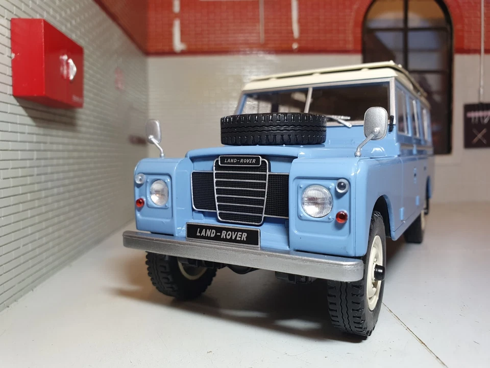Land Rover 109 Series 3 Santana Blue Station Wagon 1:24 Scale Diecast Model - Image 2 of 4