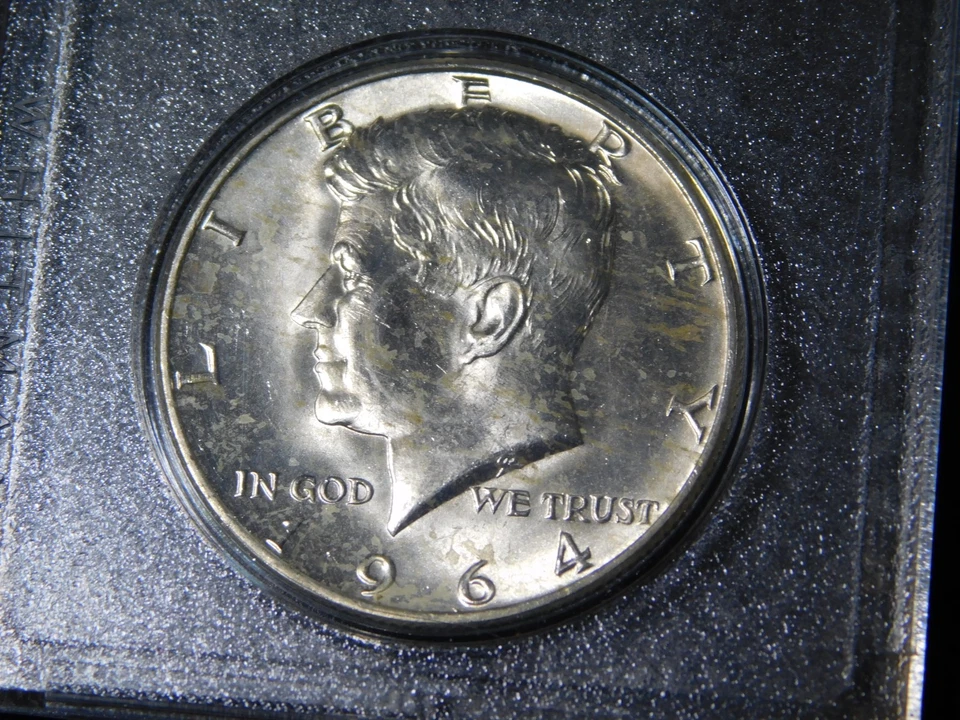 US SILVER COINS 1964 US 5 COIN MINT SET  WHITMAN PLASTIC HOLDER - Image 3 of 4