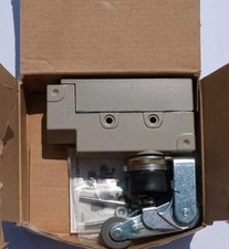 Omron ZE-NA2-2S Roller Arm Lever Plunger Limit Switch NOS