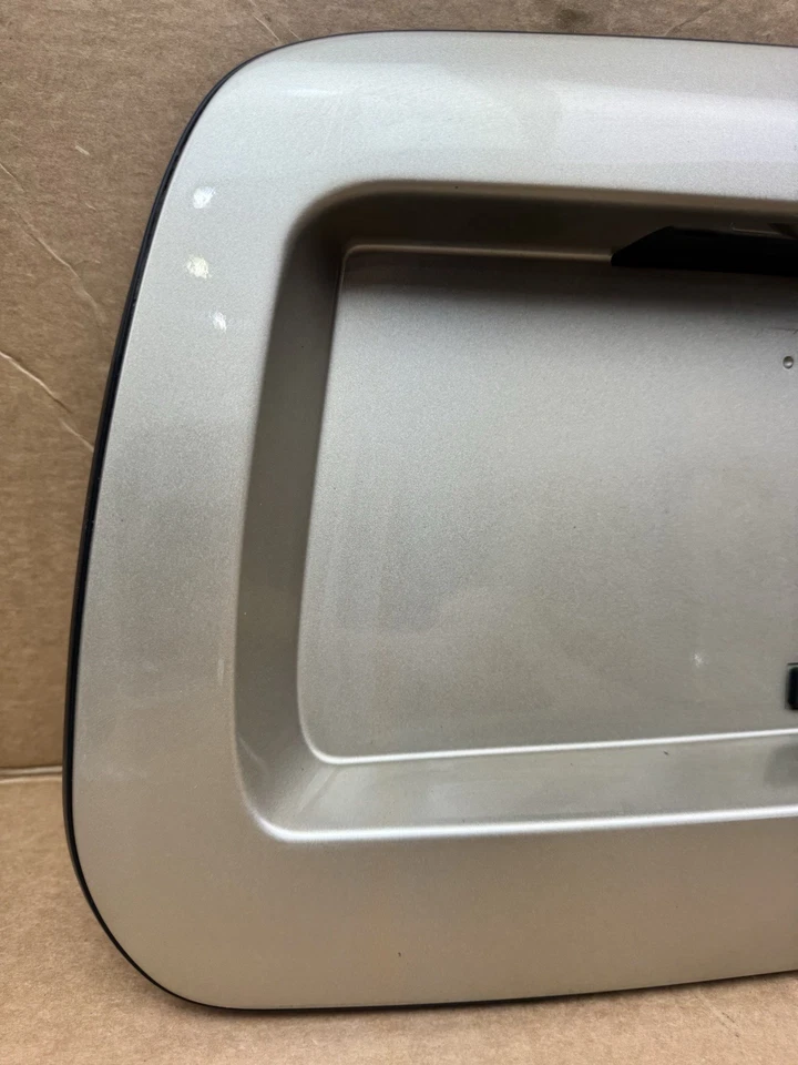 Оригинальная золотистая панель номерного знака для заднего багажника Chevy TrailBlazer 2002-2009 годов выпуска - Изображение 2 из 4