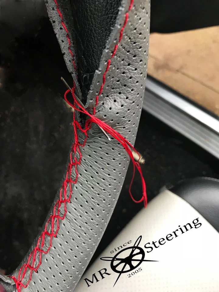 CUBIERTA VOLANTE CUERO PERFORADO GRIS PARA VW NUEVO ESCARABAJO 97+ ROJO DOBLE ST Foto 3 de 4