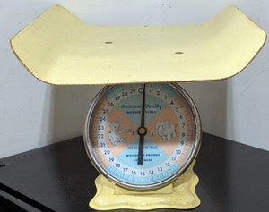 VINTAGE AMERICAN FAMILY NURSERY SCALE BABY SCALE Solid Working Condition