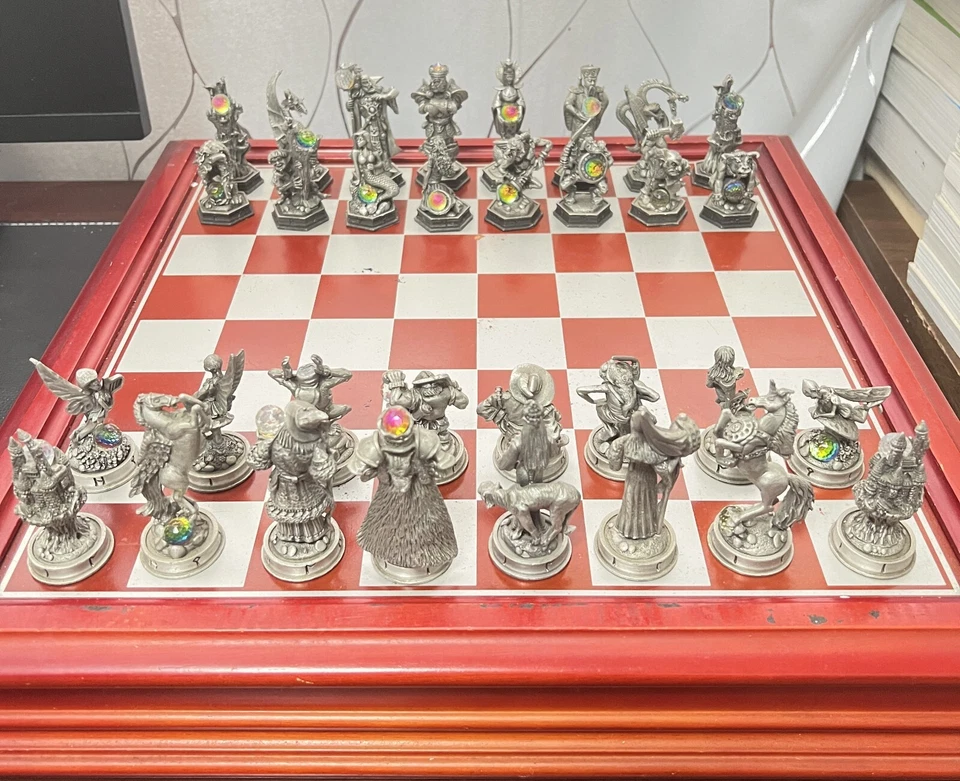 Descubre el pináculo de la elegancia, posee la rara fantasía del juego de ajedrez de cristal Foto 2 de 4