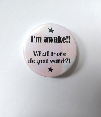 Im Awake What More Do You Want lustiges Abzeichen Schlüsselring Set Kollege Teenager...