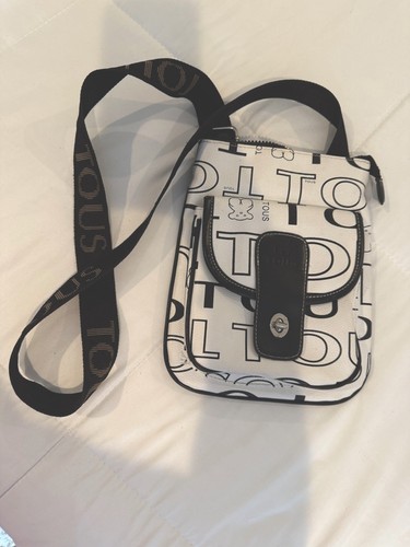Bolso Bandolera TOUS Kaos Blanco y Negro Logo de Oso Correa Ajustable - Imagen 2 de 6