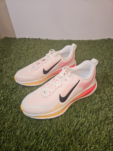 Talla 5Y- Nike Vomero 18 (HQ2157 102) "Vela/Carmesí Brillante" Para Mujer Talla 6.5 - Imagen 3 de 10