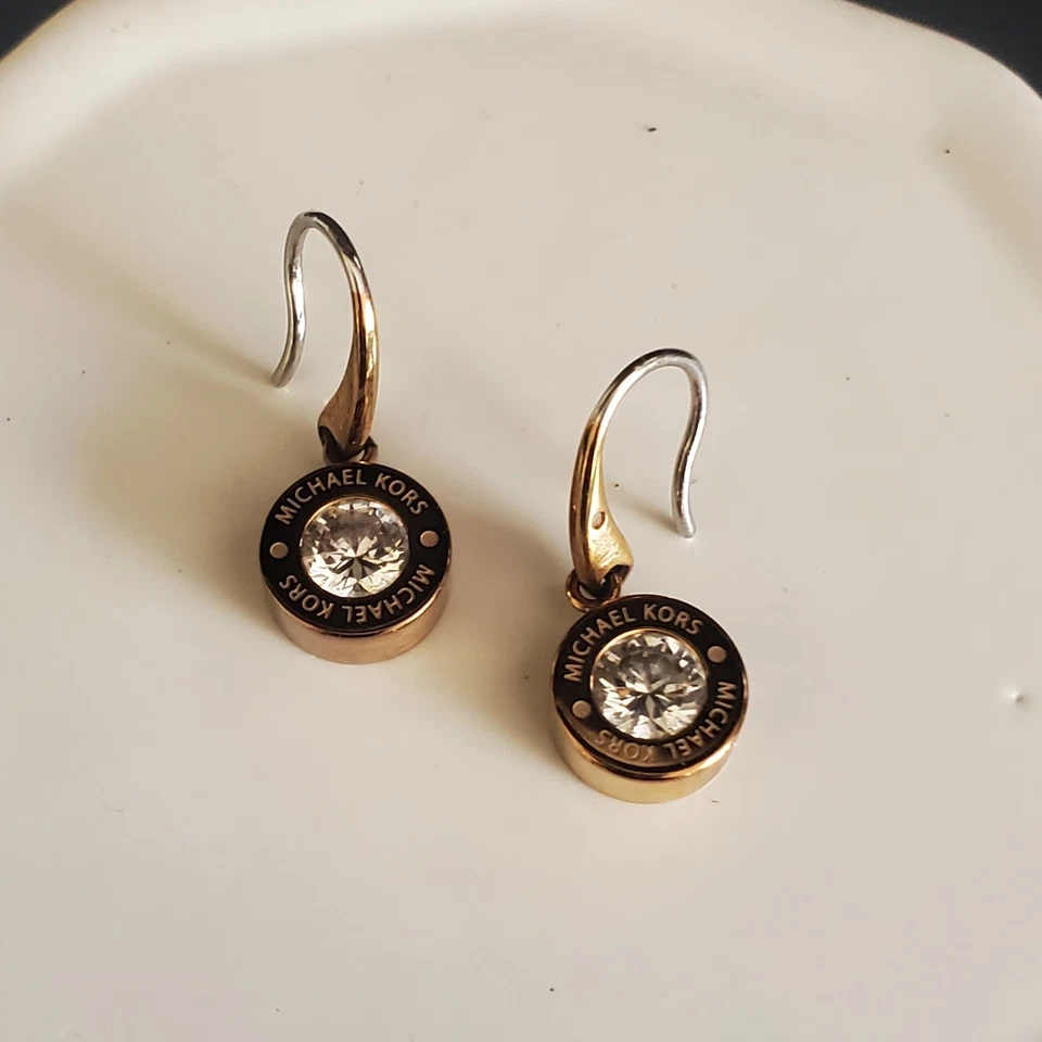 Pendientes colgantes Michael Kors oro rosa con cristales transparentes y logotipo MK delicados Foto 4 de 4