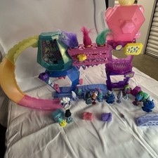 Trolls Topia Hair Raising Village Playset  17 Trolls Figures And Accessories