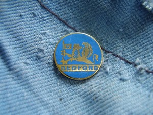 Pin Bedford Logo ehem. britischer Automobilhersteller  Vauxhall Motors GM Opel