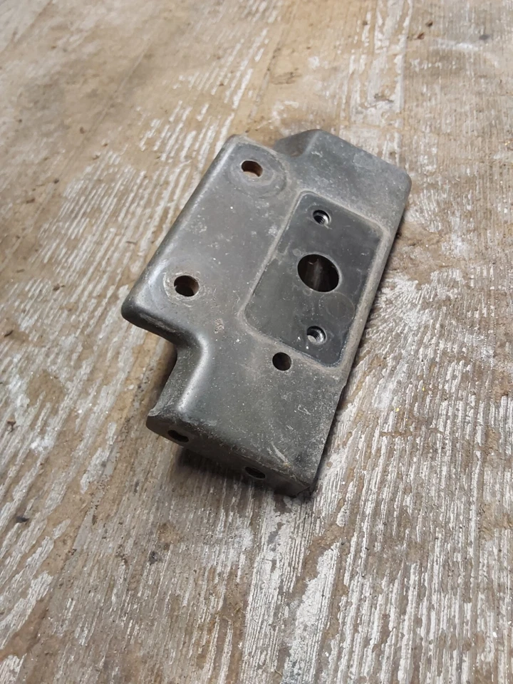 92 89-97 Suzuki GSF400 1992 Bandit asiento trasero pestillo soporte de montaje  Foto 3 de 4