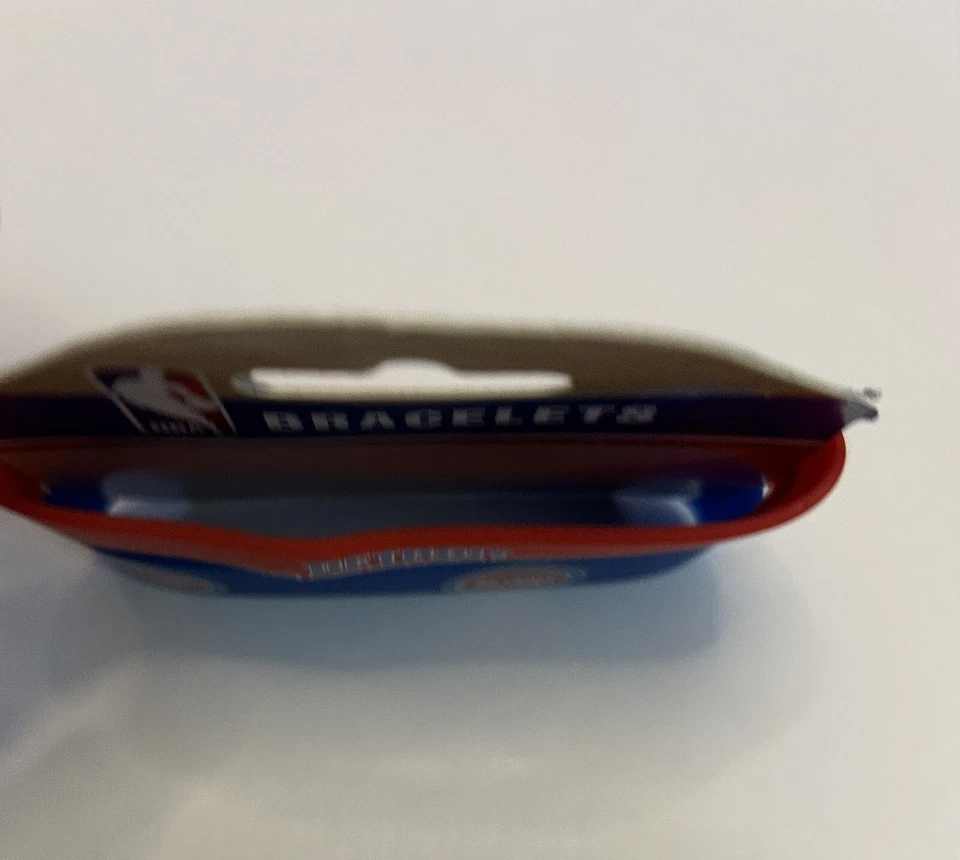 Juego de 2 pulseras anchas de goma de silicona Detroit Pistons NBA Foto 2 de 4